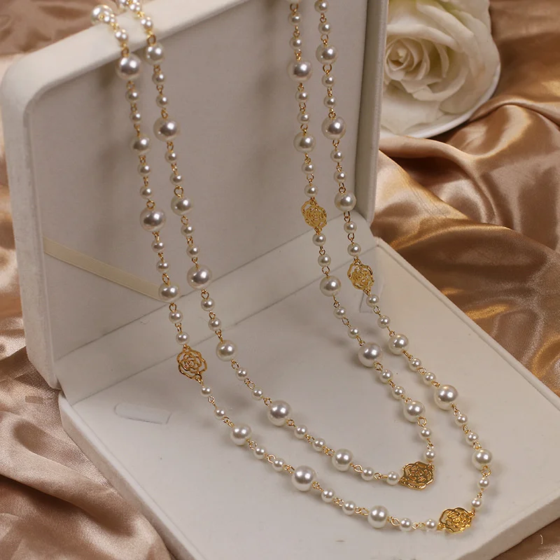 Elegant Gold Necklace with Pearls