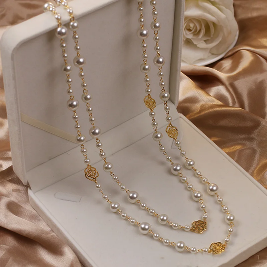 Elegant Gold Necklace with Pearls